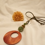 大きなwood ringとグリーン系ビーズの革ひもネックレス