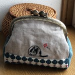 ねこ　刺繍マチ付きポーチ　お魚口金　　ちょうちょさんと…。【チャリティ】