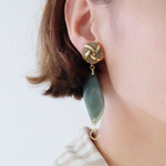 【chimie vintage collection-50 】【ラスト１点のみ】フランスヴィンテージメタルボタンとイタリア製グリーンビーズのイヤリング・ピアス