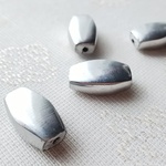 銀色バレル　インドビーズ　11X18mm 4個