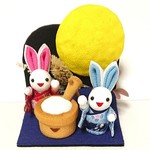 ちりめん細工置物「まんまるお月さま🌕と餅つきうさぎ」 
