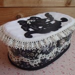 M様ご予約品　ふた付きオーバルの小物入れ（黒ユリ）