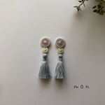 糸ボタンとタッセルのロングピアス(グレー)