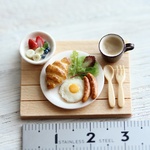 ミニチュア・モーニングセット（クロワッサンと目玉焼き）