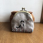 ねこ　刺繍がま口　　てんとう虫さんと…。　【チャリティ】