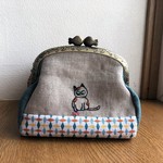 ねこ　刺繍マチ付きポーチ　お魚口金　　アメちゃんと…。【チャリティ】