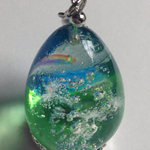 レジン 卵型チャーム 虹とタンポポ綿毛
