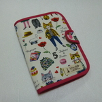 ３９５．YUWA　sobakasu-kids　オシャレな猫柄のお薬手帳＆診察券入れ　白×濃ピンク　通帳ケース　再販