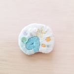 貝殻の刺繍ブローチ(ブルー)