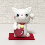 白猫 オッドアイのハート招き猫  粘土細工の置物［インテリア 飾り］ 