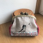 ねこ　刺繍マチ付きポーチ　お魚口金　　ハチさんがブーン【チャリティ】