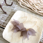 【K16gp】すりガラス風 ゆれる花びらピアス ◇グレー◇