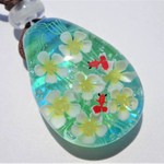 《梅花藻と金魚》　ペンダント　ガラス　とんぼ玉　金魚　花 