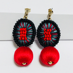 大ぶり刺繍と巻き玉のピアス 赤