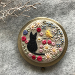 リネン刺繍コンパクトミラー オカメインコとにゃん（訳あり）