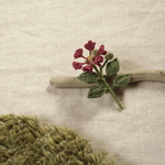 刺繍糸のさるすべりのコサージュ（濃いピンク）
