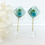 【再販】ブルーかすみ草とクラック水晶のピアス(2way、チタン)〜イヤリングに変更可能