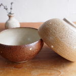 二人の水玉模様のごはん茶碗（ブラウンとアイボリー各1点ずつのセット）