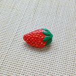 「Hard strawberry」のブローチ