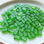 ぺたんこグリーン　チェコビーズ　3.5X5mm 10g(約100個)