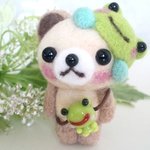クマちゃんとひっつきカエルちゃんのストラップ　羊毛フェルト