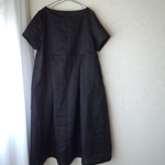 ブラックリネンのシンプルワンピース