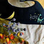 恐竜刺繍のセーラー風スタイ(ブラキオサウルス）
