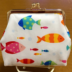 魚柄ゴールドがま口ポーチ