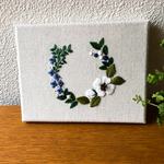 花笑み 刺繍 ファブリック パネル ホワイトブルー