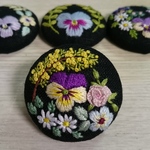 「ビオラとミモザとお花たち（黒地）」刺繍ブローチ 刺繍ヘアゴム