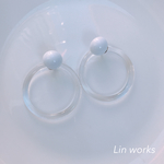 爽やかな白×クリアフープピアス