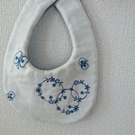 ベビースタイ☆ふんわりダブルガーゼお花の刺繍スタイ☆