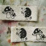 【SALE】送料込み♪オリジナル布製タグ*1.5×11.5cm*4連ビスネーム*どんぐりを持ったはりねずみ＆きのこ*４セット