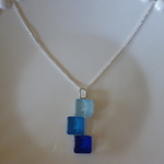 3色ブルーガラスタイルの積み上げ 夏ネックレス