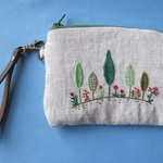 森の木々と赤い花の刺繍のカーブポーチ