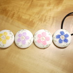 レース編みのお花で　くるみボタンのブローチ