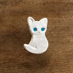 陶器ブローチ　白い猫