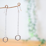 シンプル幾何学　揺れるヘキサゴンピアス