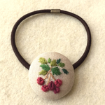 赤い実刺繍 くるみボタンヘアゴム