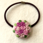 ピンクバラのブーケ刺繍 くるみボタンヘアゴム