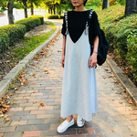 黒のハトメTシャツとグレー&白のサロペットスカートのセット