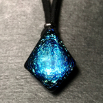 ≪Dichroic Diamond≫　ガラスのペンダント　ブルー&グリーン　Glass accessories  
