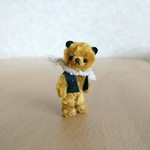 YK✽G チョッキを着た黒耳クマさん　モールアート