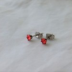 フラミンゴピンクのプチピアス
