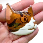 七宝焼・キジトラねこの大きなブローチ