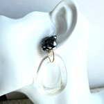 モノトーンとオーバルの大ぶりピアス、イヤリング