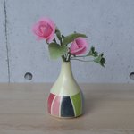 色々な色が可愛い小さな一輪挿し。
