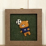 羊毛フェルトの額絵（サッカーくま）
