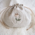 ビオラの刺繍巾着ポーチ