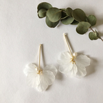 ４）白の花びら  【ピアス／イヤリング】